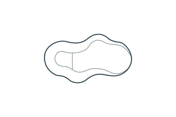 Top-down schematic diagram of a Sahara freeform steel wall vinyl liner pool showing sweeping undulations, an integrated shallow-end step alcove, and a floor transition line leading into a wide deep end.